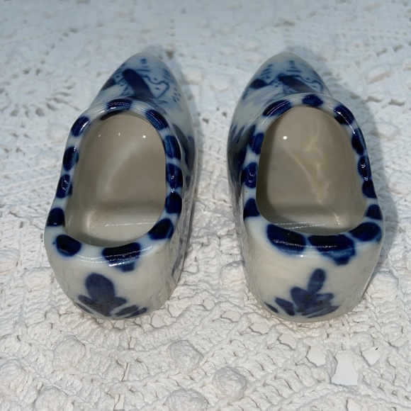 Pr. of Small Delft Blue Porcelain Dutch Shoes - Picture 3 of 5